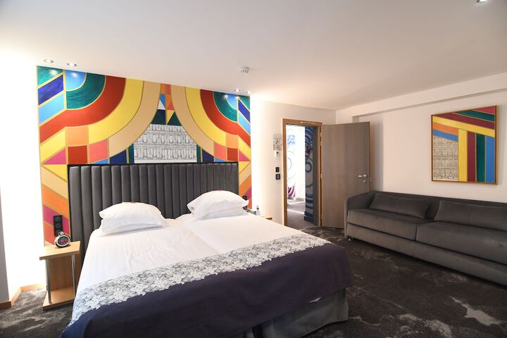 Room 33 of 104
