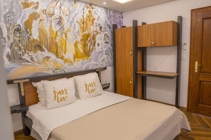 Room 10 of 36