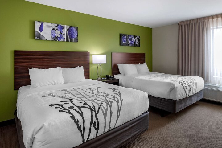 2 Queen Beds (5 of 10)