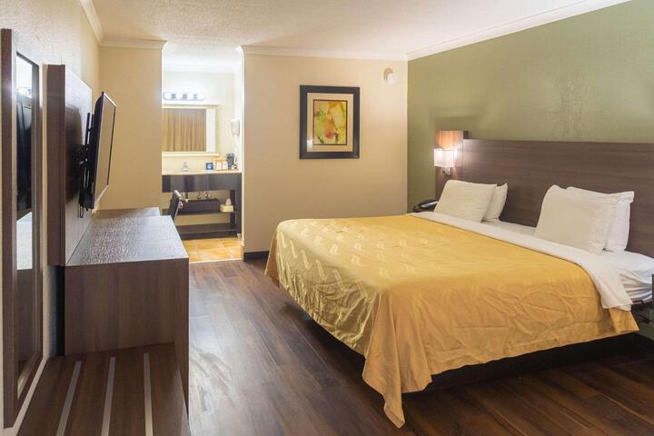 1 King Bed (2 of 31)
