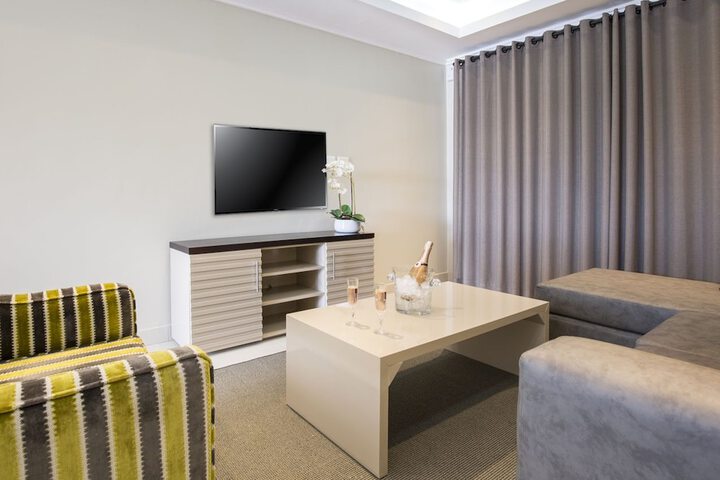 Room 5 of 12