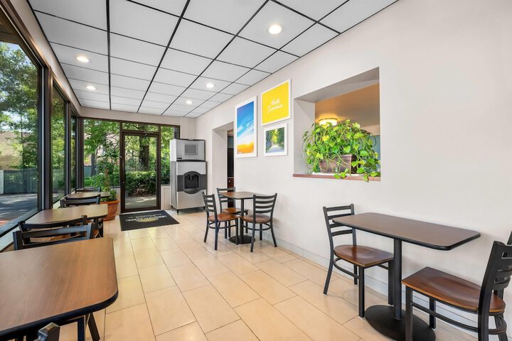 Breakfast/Coffee Service 40 of 51