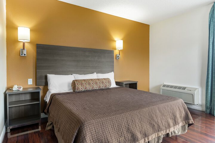 1 King Bed (18 of 19)