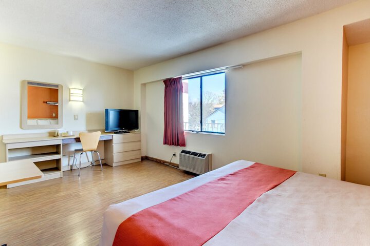 1 King Bed (2 of 11)