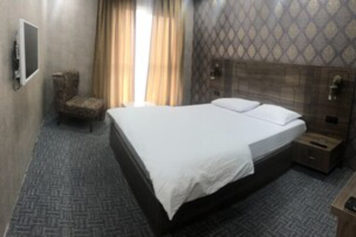Room 17 of 27