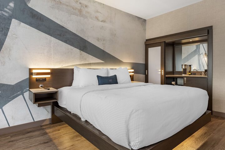 1 King Bed (5 of 14)