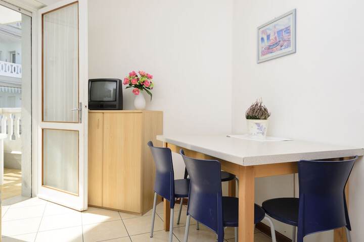 Room 8 of 25
