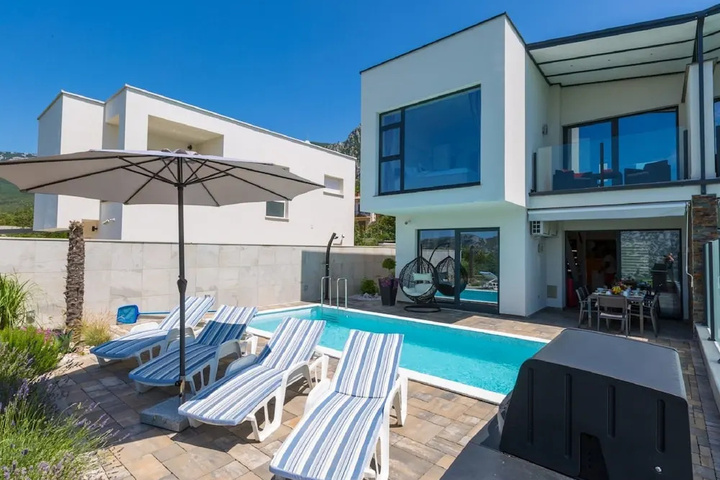 Pool 4 of 8