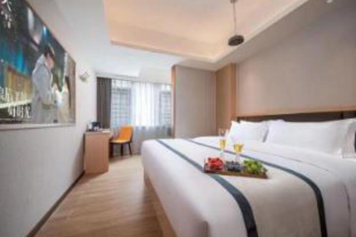 Room 6 of 6