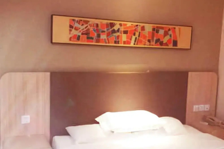 Room 5 of 10