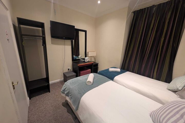 Room 11 of 37
