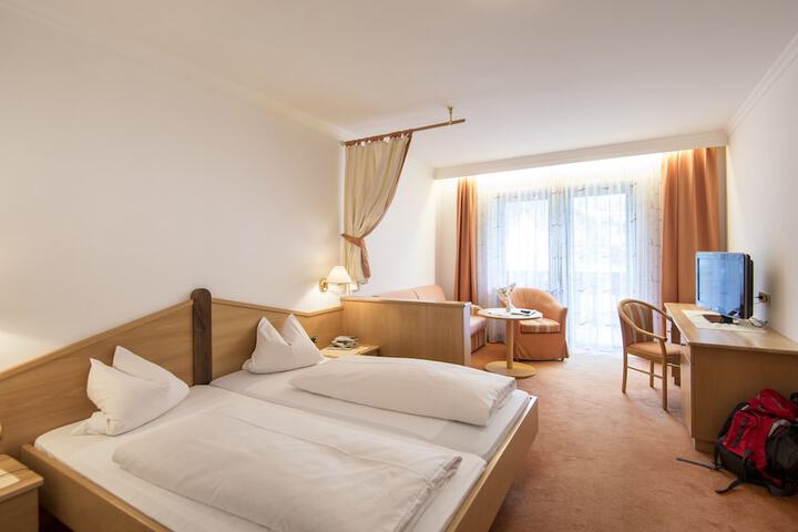 Room 16 of 77
