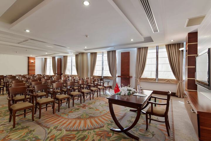 Business Center 100 of 121