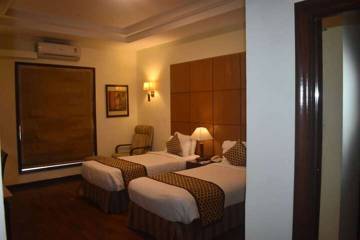 Room 7 of 33