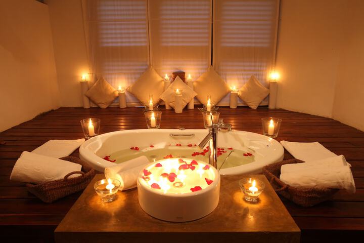 Deep soaking bathtub