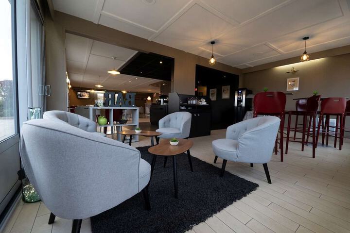 Lounge 21 of 34
