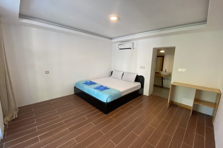 Room 8 of 104