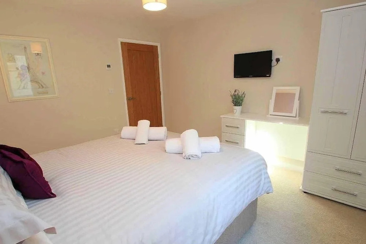 Room 4 of 16
