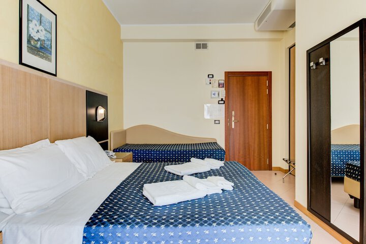 Room 13 of 76