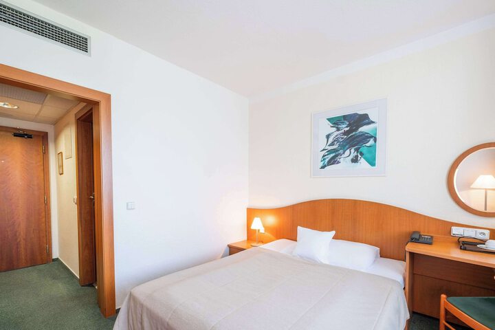 Room 16 of 84