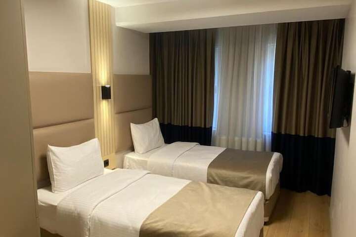 Room 6 of 8
