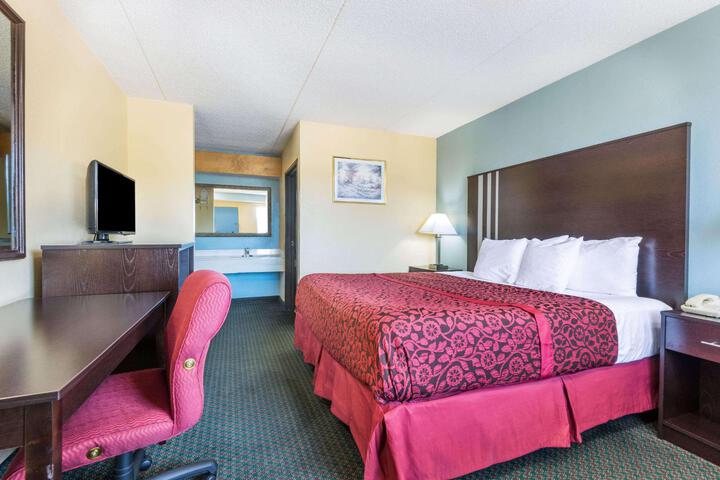 2 Queen Beds (12 of 12)