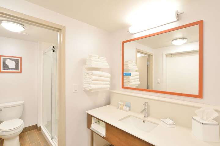 2 Queen Beds Mobility Accessible with Tub (5 of 16)