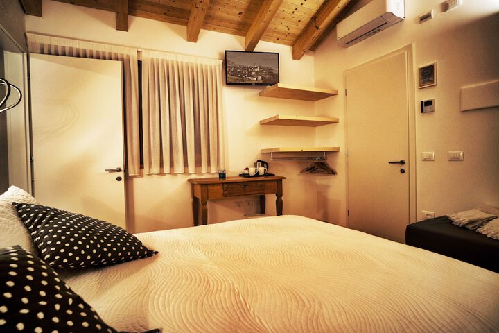 Room 10 of 46