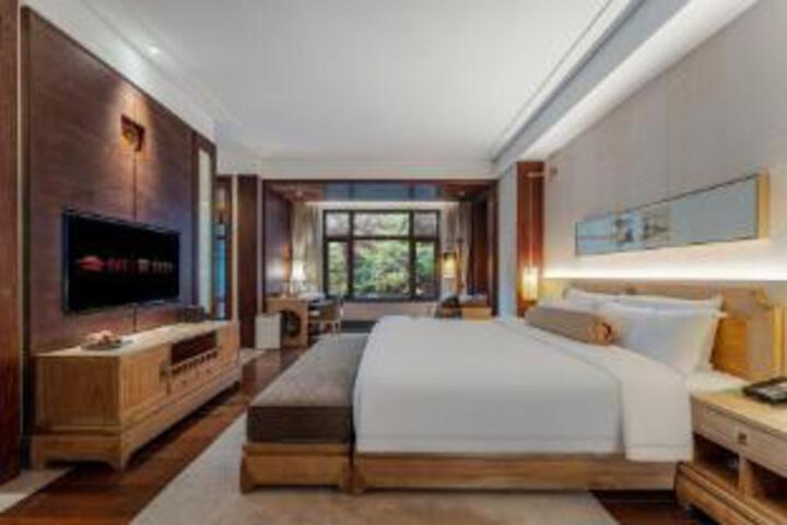 Room 10 of 12