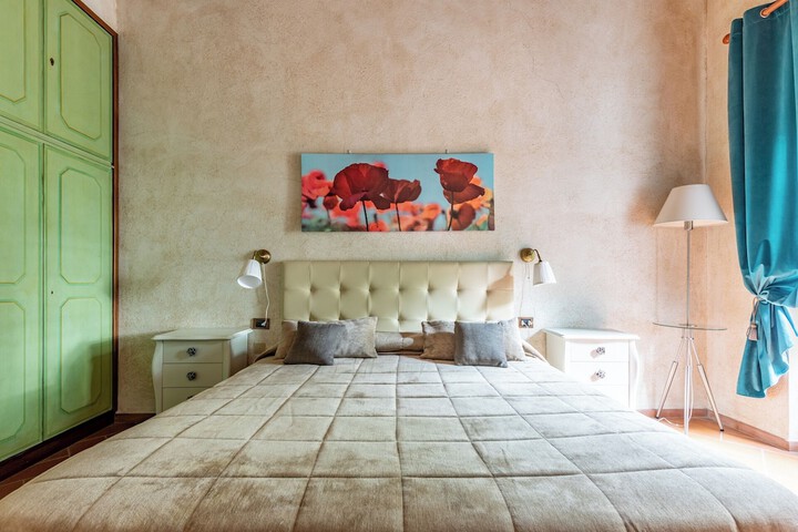 Room 4 of 100