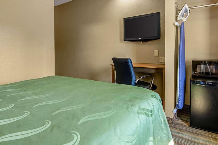 1 Queen Bed (6 of 12)