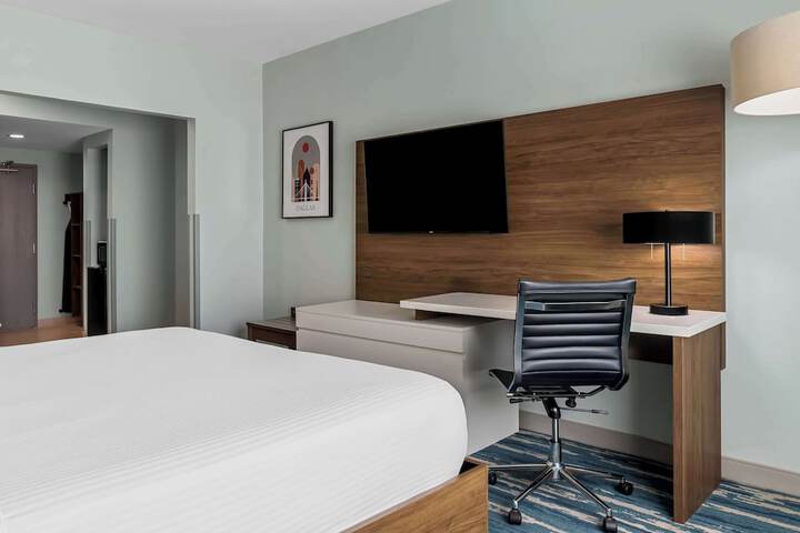 Standard | King Bed (9 of 17)
