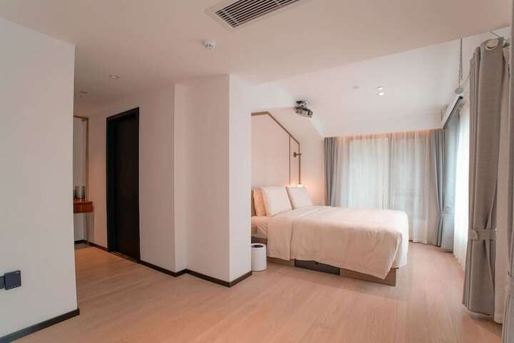 Room 13 of 32