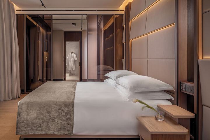 Room 4 of 40