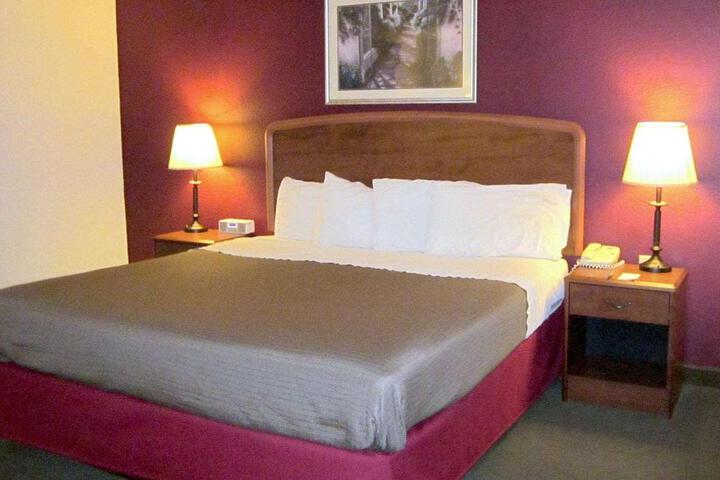 1 King Bed (2 of 16)