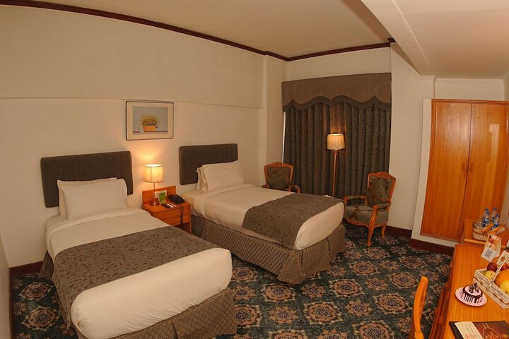 Room 9 of 32