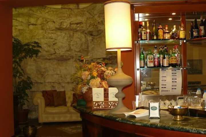 Lounge 18 of 28