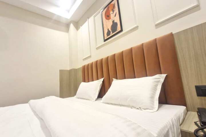 Room 6 of 17