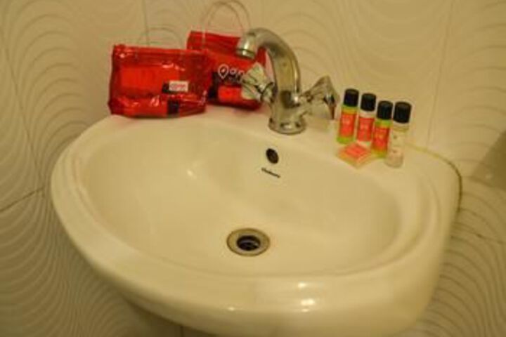 Room 6 of 28
