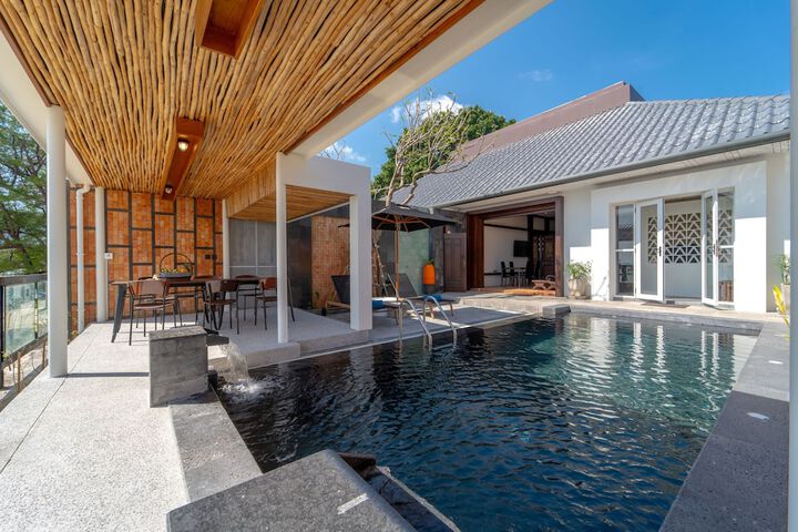Hotel Pool