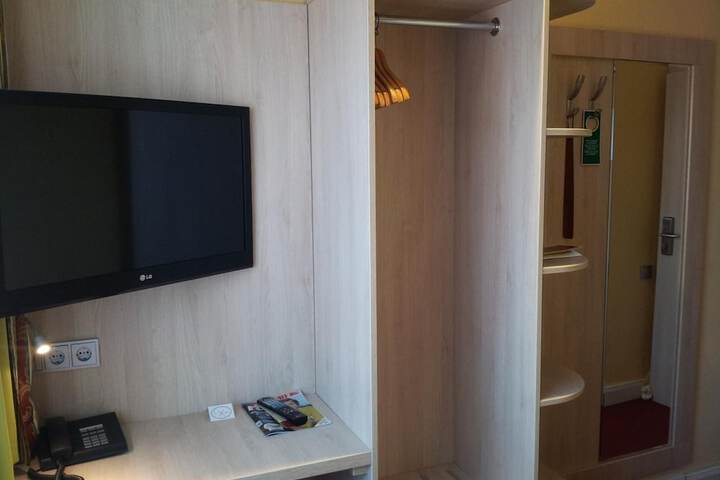 Room 9 of 77