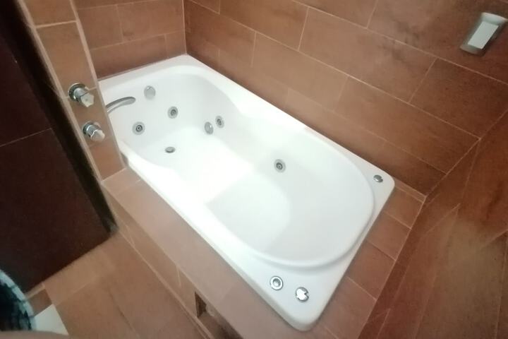 Room 6 of 8