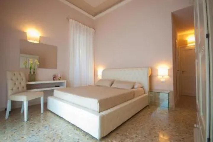 Room 4 of 12