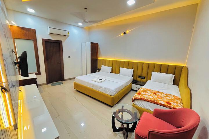 Room 12 of 20