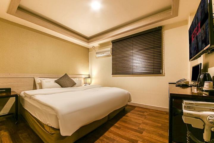 Room 2 of 9