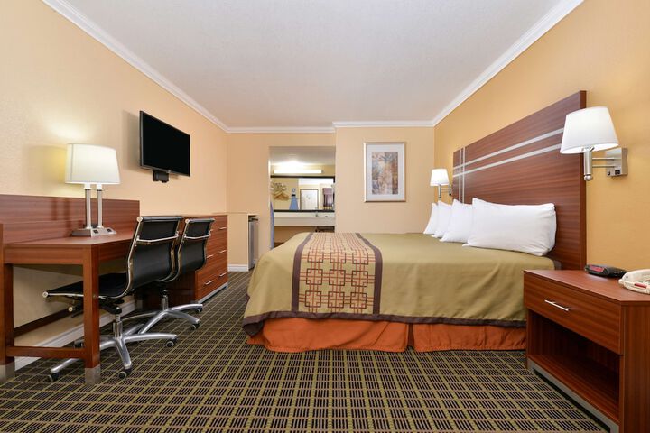 1 King Bed (5 of 13)