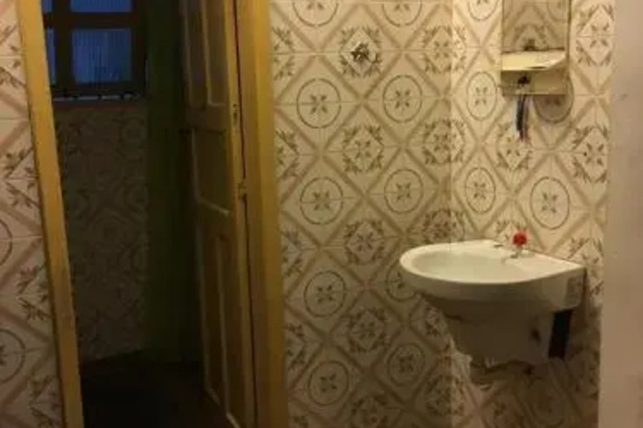 Room 9 of 16