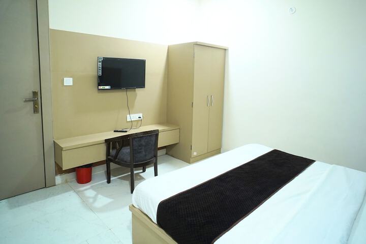 Room 5 of 24