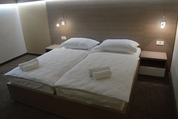 Room 6 of 13