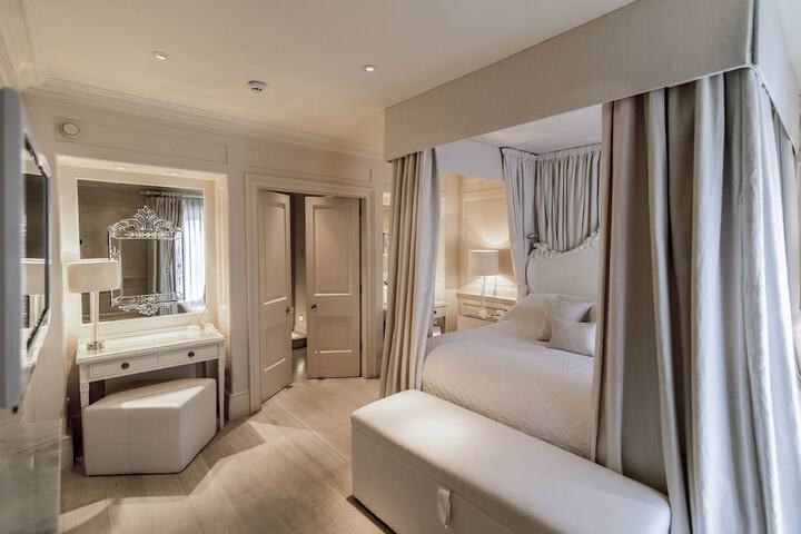 Room 5 of 200